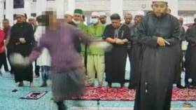 بالفيديو.. الاعتداء على إمام مسجد أثناء الصلاة بماليزيا