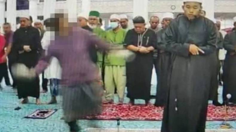 بالفيديو.. الاعتداء على إمام مسجد أثناء الصلاة بماليزيا