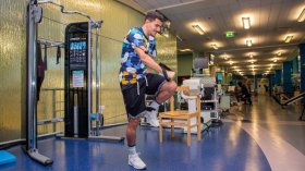 عطال يُعالج إصابته في قطر