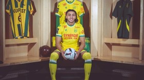 لاعب مُغترب يستلم دعوتَين من الجزائر وفرنسا