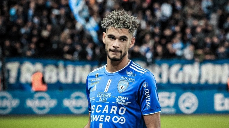 لاعب آخر مُغترب يصطفّ في طابور طويل لِاستلام دعوة “الخضر”