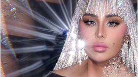 الفنانة الإماراتية أحلام في مرمى الانتقادات بسبب “باروكة الألماس”