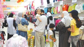 “كسوة العيد” تنعش أسواق الملابس أياما قبل رمضان!