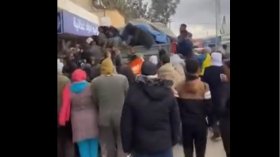 فيديو لأشخاص يهاجمون شاحنة مواد غذائية يثير جدلا