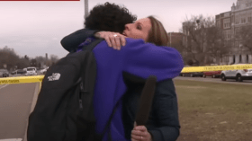 بالفيديو.. مذيعة توقف بث تقرير على المباشر لتحتضن ابنها!