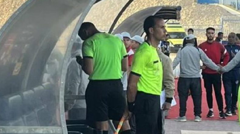 بالفيديو.. حكم في الدوري المصري يلغي هدفا بعد اللجوء إلى هاتف نقال