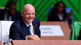 رئيس “الفيفا” يتحدّث عن محرز والجمهور الجزائري