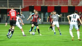 تنظيم 8 مقابلات ليلا تحت الأضواء الكاشفة