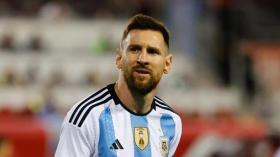 رئيس الأرجنتين يُعلّق على حادثة تهديد ميسي بِالقتل