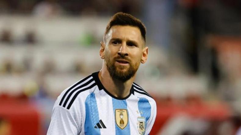 رئيس الأرجنتين يُعلّق على حادثة تهديد ميسي بِالقتل