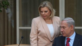 “تل أبيب تحترق وسارة تصفف شعرها”.. محاصرة زوجة نتنياهو في صالون حلاقة