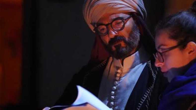 هل ارتكب مجسد دور الإمام الشافعي خطأ تارخيا بارتداء نظارة؟