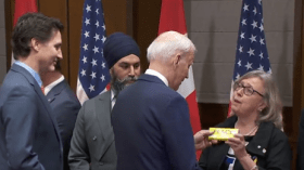 مسؤولة كندية تهدي الرئيس الأمريكي شوكولاتة سورية الصنع