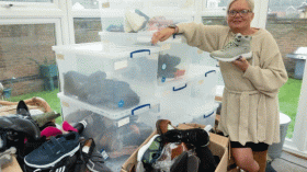 سيدة مبتورة القدم أسّست مجموعة لتبادل فردات الأحذية