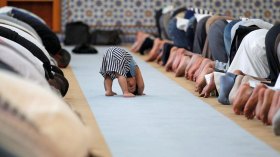 مشاجرات بين المصلين بسبب عبث الأطفال في المساجد