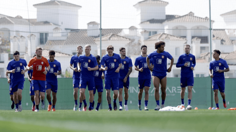 عدوى فيروسية تضرب منتخب هولندا قبل مواجهة “الديوك”