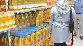 أوامر استعجالية لإنهاء الأزمة.. ضخ 5000 طن يوميا من زيت المائدة في الأسواق!