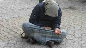 القبض على متسولة مغربية تمتلك عقارين ومئات آلاف الدولارات