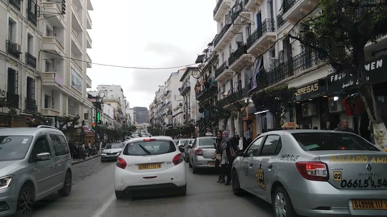 غلق شطر من شارع حسيبة بن بوعلي في العاصمة