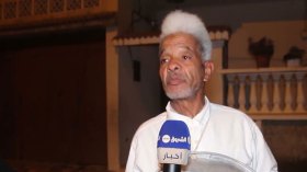 المختار المسحراتي.. يصدح بصوته وإيقاع قصعته