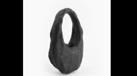 حقيبة يد مصنوعة من نيزك حقيقي.. ما قصتها؟