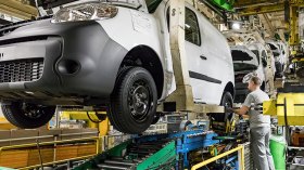 صيانة دورية لمركبات “رونو” و”داسيا” بمنتجات “موتريو” الجزائرية