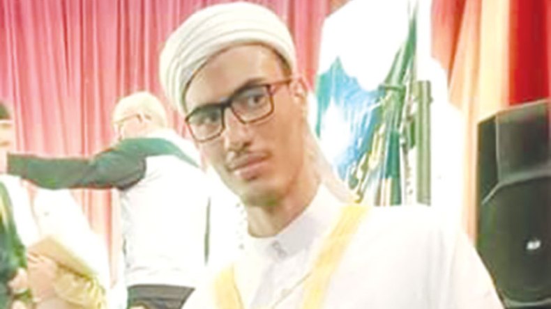 بعد توقع الأطباء وفاته.. صلاح يرفع التحدي مرتلا ومؤذنا