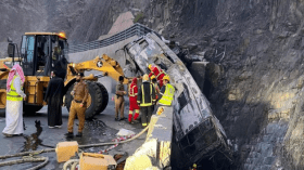 بالفيديو.. وفاة 20 معتمرا إثر انقلاب حافلة بالسعودية
