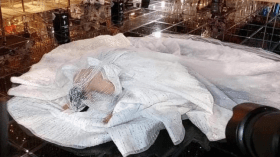 بعد ضجة سجودها في حفل زفافها.. شاهد رد زوجة فنان مصري!