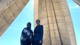 مسؤولة أمريكية تحيي تضحيات الشهداء من مقام الشهيد