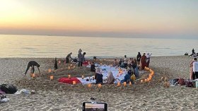 في أجواء فريدة.. إفطار جماعي عائلي على الشاطئ بسكيكدة