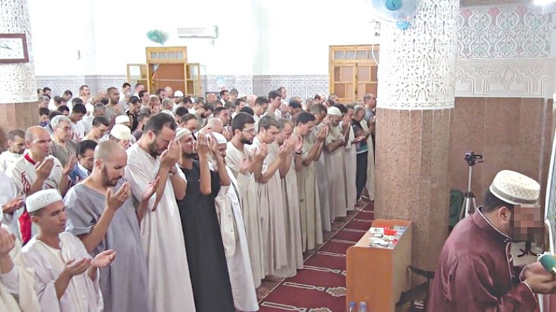إقبال كبير على المساجد.. وأئمة يركزون على التحسيس