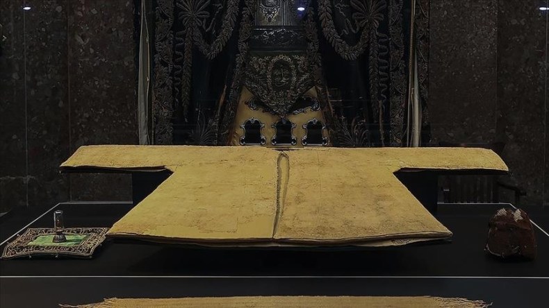 مسجد تركي يعرض “البردة” المنسوبة للنبي في رمضان