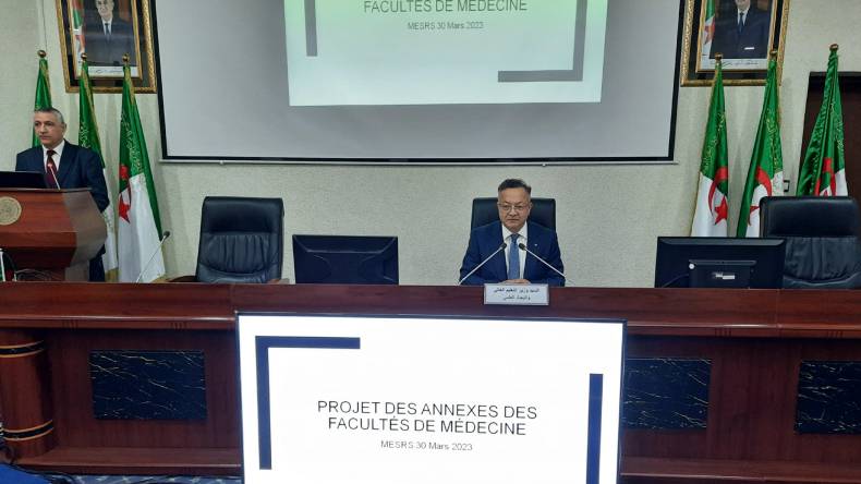 التوقيع على 13 شهادة إلتزام بين كليات الطب وملحقات جامعية