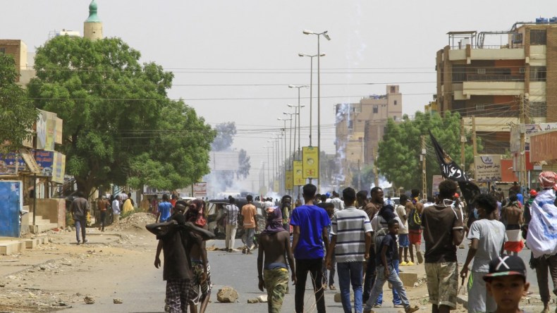 دول غربية وعربية تسارع الزمن لإجلاء رعاياها من السودان