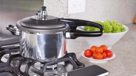 الطنجرة على النار ولالّة خارج الدار