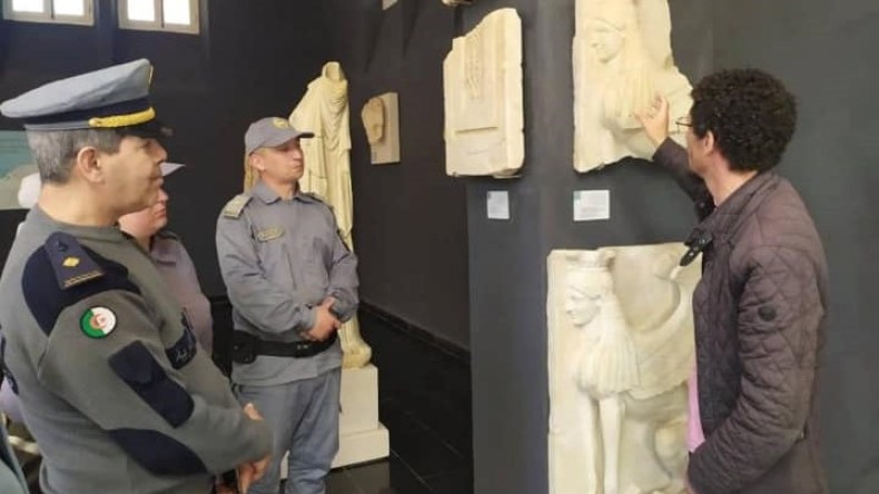 الجمارك: إحباط تهريب قرابة 1000 قطعة أثرية وتاريخية