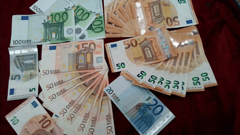 الجمارك تحبط تهريب أكثر من 196 ألف أورو