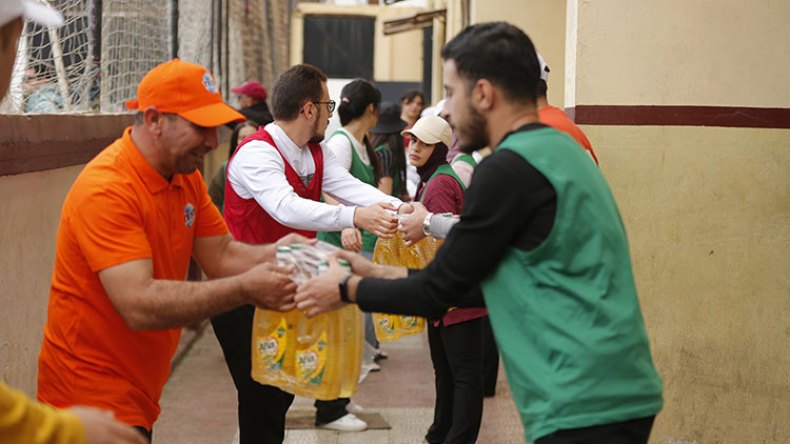 .. طلبة يبدعون في مؤازرة المحتاجين