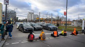 من أجل المناخ.. ناشطون يشلّون حركة المرور في برلين