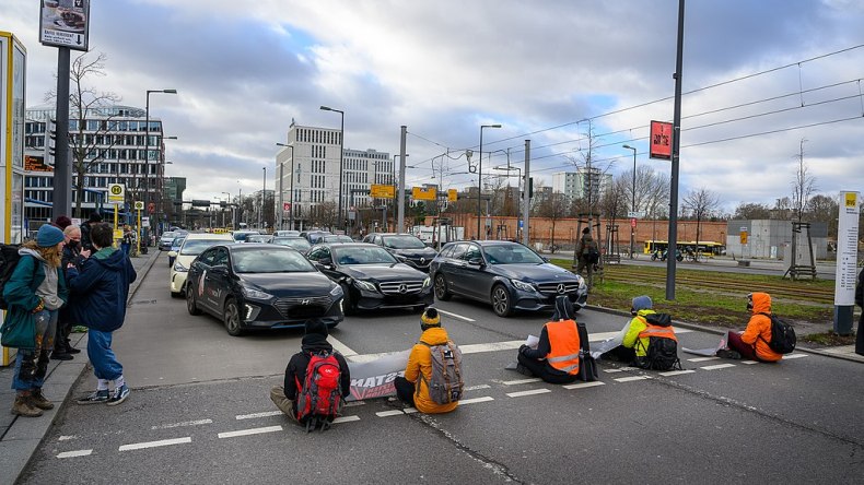 من أجل المناخ.. ناشطون يشلّون حركة المرور في برلين