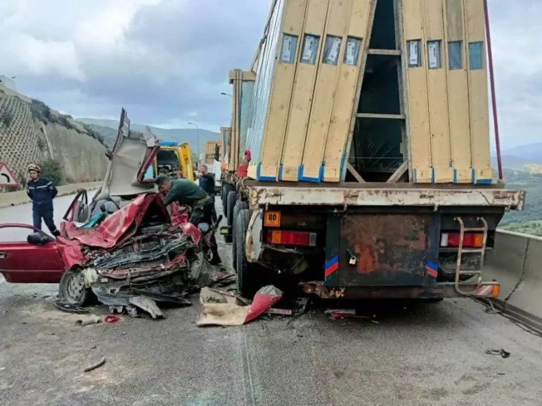 Bouira: Un mort dans une collision entre un camion et une voiture