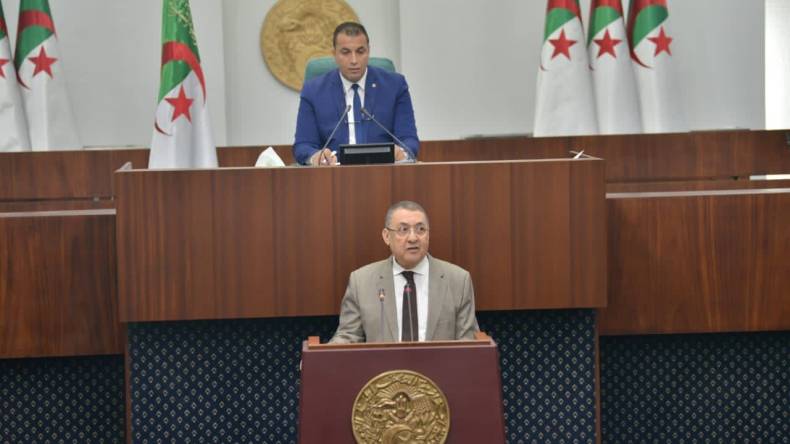 وزير الداخلية: الجزائر تواجه حربا باستخدام المخدرات