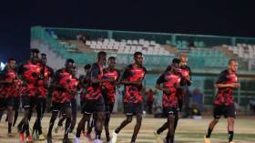 إجلاء الجهاز الفني للمريخ السوداني والمحترفين إلى مصر