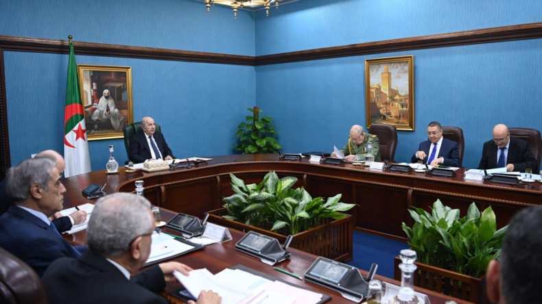 الرئيس تبون يعقد اجتماعا للمجلس الأعلى للأمن (فيديو)