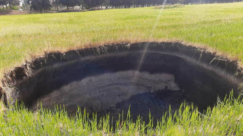 ظهور حفرة غريبة في حقل زراعي بتيارت (صور)