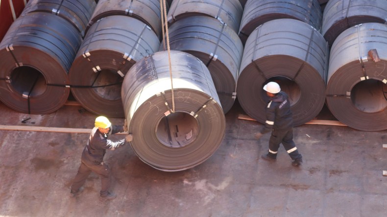 الجزائر تصدّر 10 آلاف طن من لفائف الحديد إلى إيطاليا (صور)
