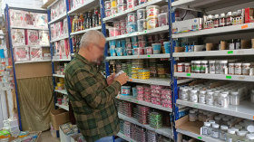 مواد مجهولة وتحايل بأسواق مواد الحلويات عشية العيد