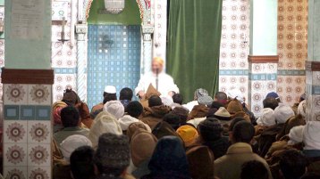 حتّى لا ينفضّ الشّباب من حول الأئمّة!