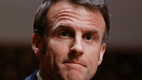 توقيف شخص حاول الهجوم على ماكرون في هولندا (فيديو)